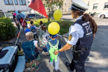 Sicherer Start: Erstklässler üben beim Verkehrssicherheitstraining den Schulweg - Image